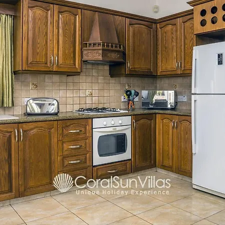 Fabulous In Coral Bay Near Beach, Amenities