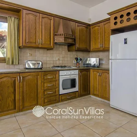 Fabulous In Coral Bay Near Beach, Amenities