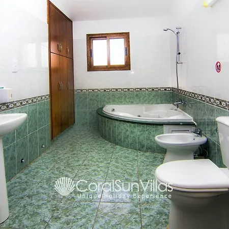 Villa Fabulous In Coral Bay Near Beach, Amenities