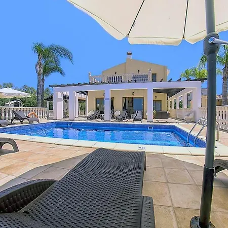 Fabulous In Coral Bay Near Beach, Amenities