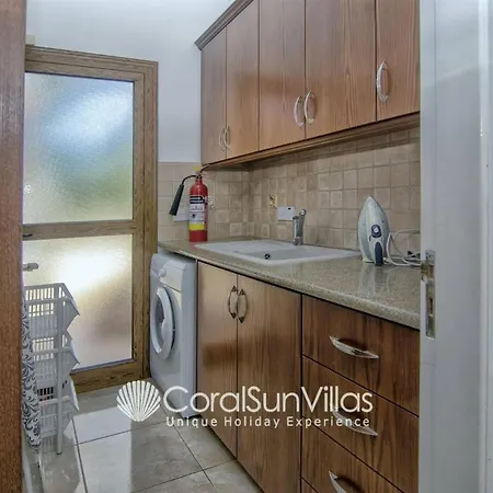 Fabulous In Coral Bay Near Beach, Amenities