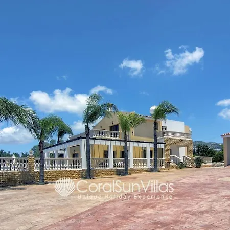 Fabulous In Coral Bay Near Beach, Amenities