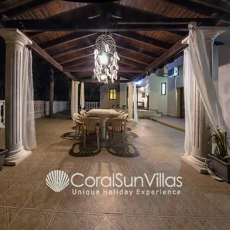 Fabulous In Coral Bay Near Beach, Amenities