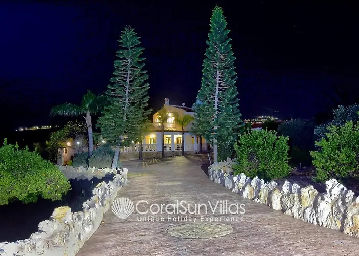 Vila Fabulous In Coral Bay Near Beach, Amenities