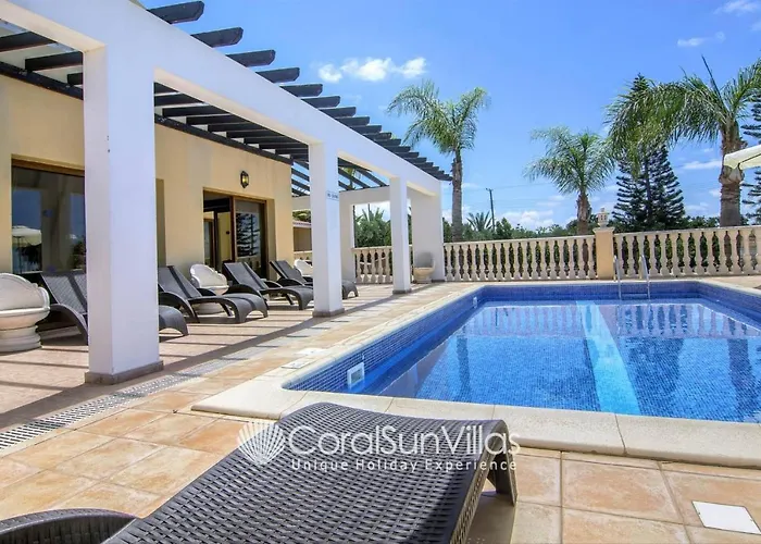 Fabulous In Coral Bay Near Beach, Amenities Vila