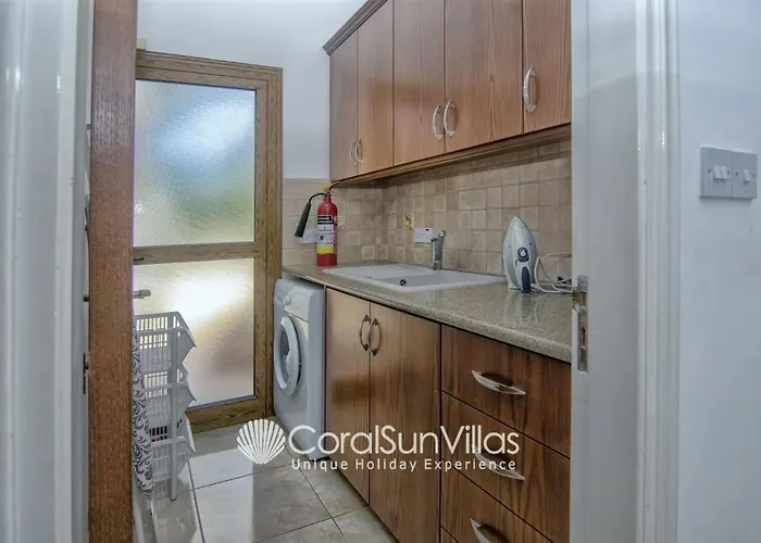 Fabulous In Coral Bay Near Beach, Amenities