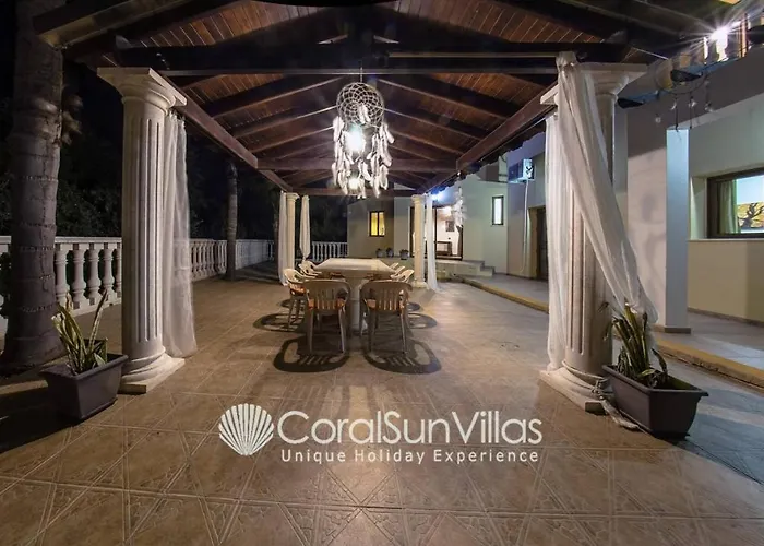 Fabulous In Coral Bay Near Beach, Amenities