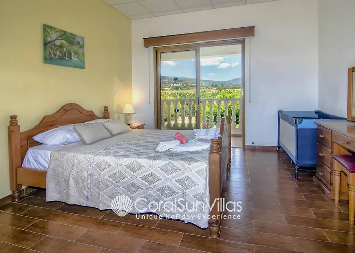 Fabulous In Coral Bay Near Beach, Amenities